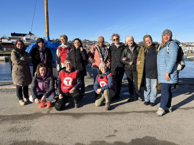 3 turledere og 9 deltakere fra Internasjonal Turgruppe oppstilt på bryggekanten