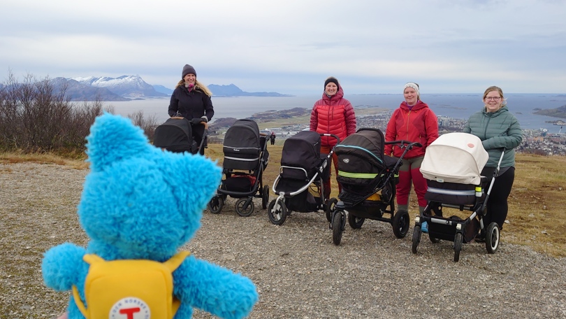 En gjeng med mammaer på trilletur på toppen av Junkerfjellet