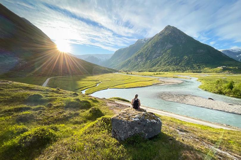 Elvedelta i vakker dal med fjell rundt.