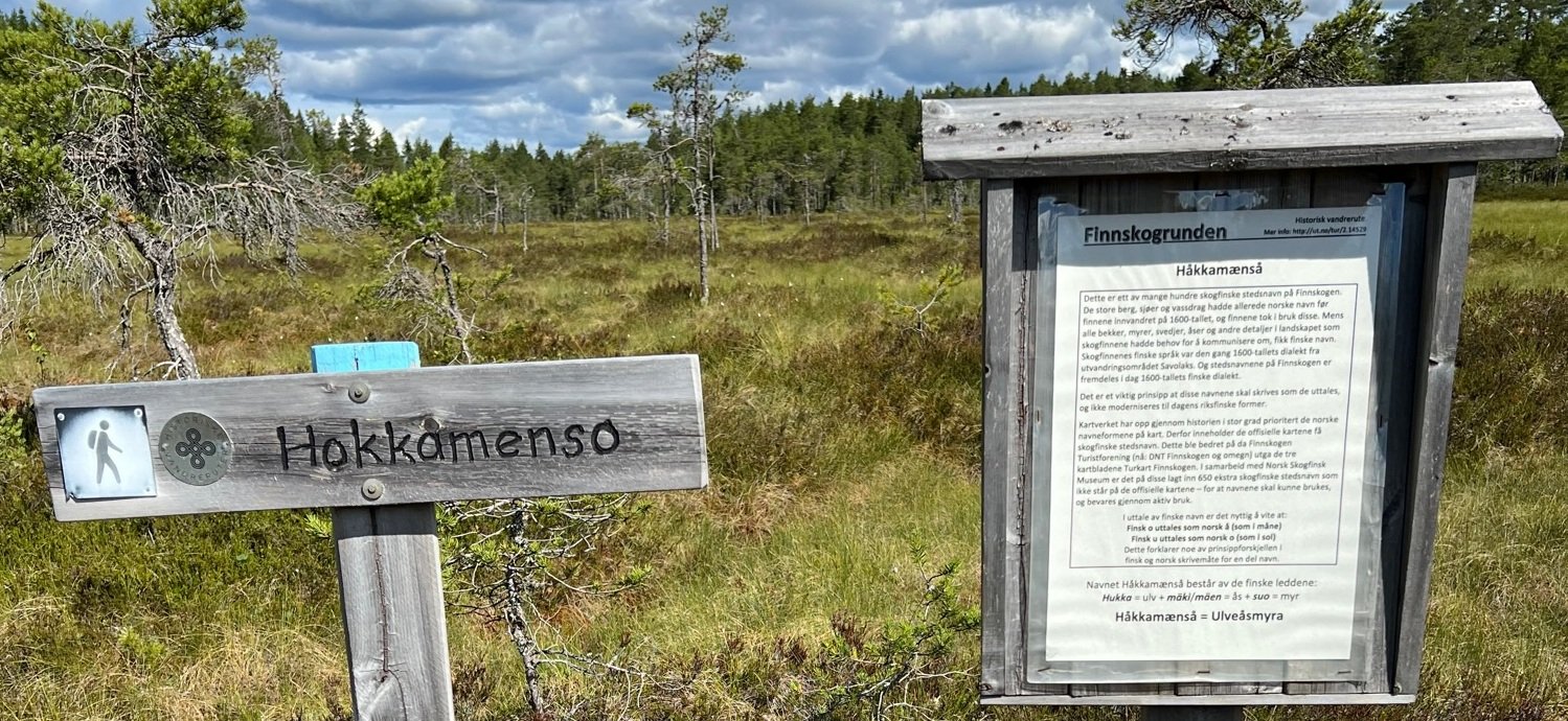 Bilde av skilt med skogfinsk stedsnavn