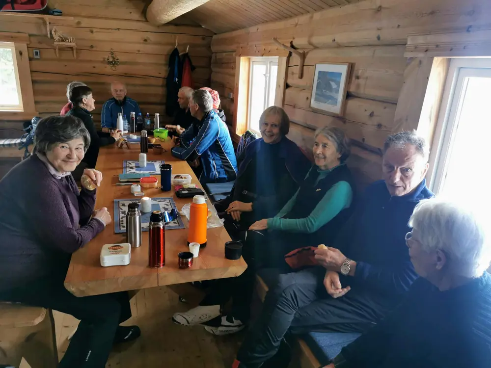 Gjeng fra Onsdagsgruppa inne på Blåmyrskoia