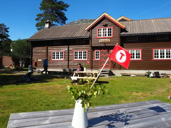 Hytte med DNT-flagg