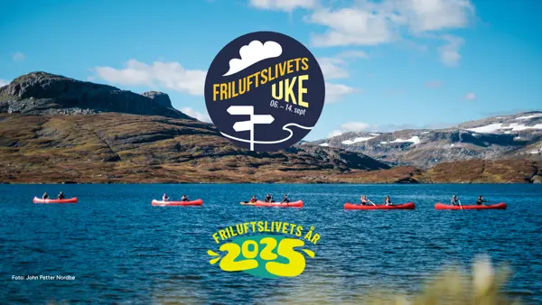 Den blå, hvite og gule logoen til Friluftslivets uke. I bakgrunnen, en gruppe kanopadlere på et fjellvann. Foto/grafikk.