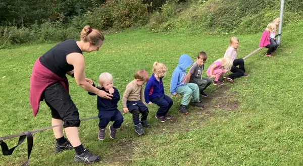 Turpassdeltakere på slakk line
