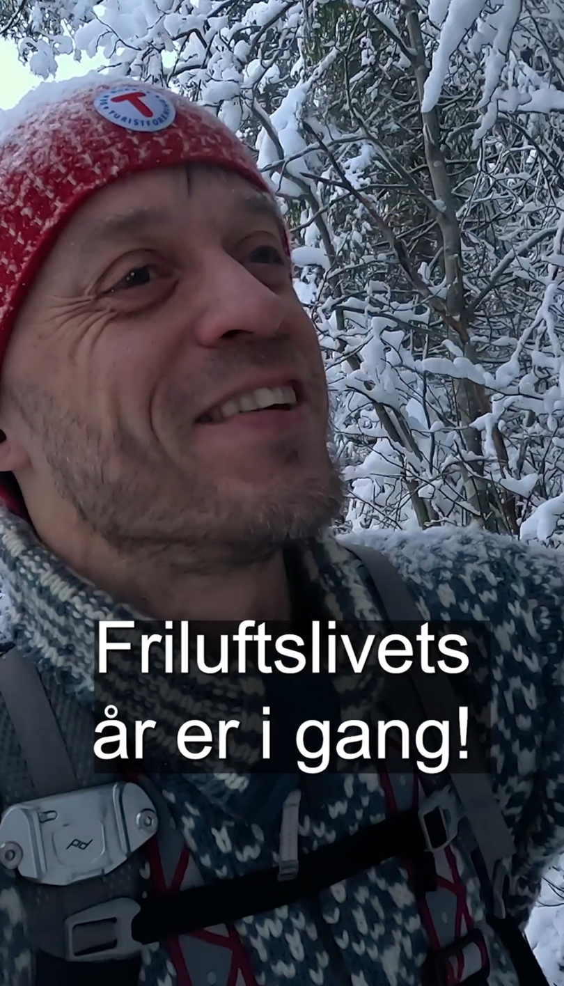 Person smiler i vinterlandskap