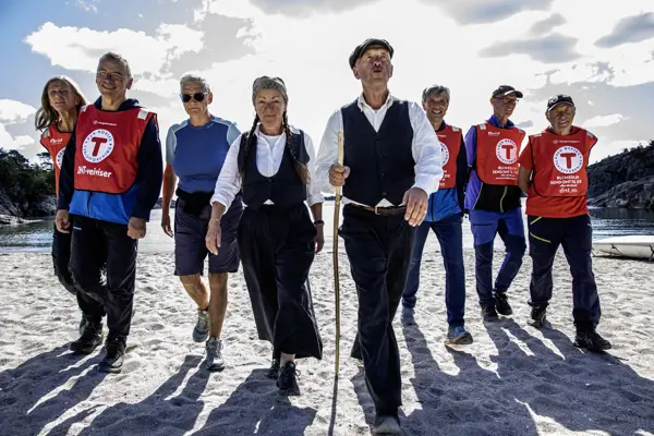 8 personer går