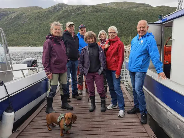 Frivillige på Mogen (f.v.): Liv Ambjørndalen, Håkon Moestue, Robert Robertsen, Signe Ambjørndalen, Synnøve Bratland, Gerd Strand, Otto Djuve, (Mia Dachsturansvarlig). Foto Sandra Holten Larsen.