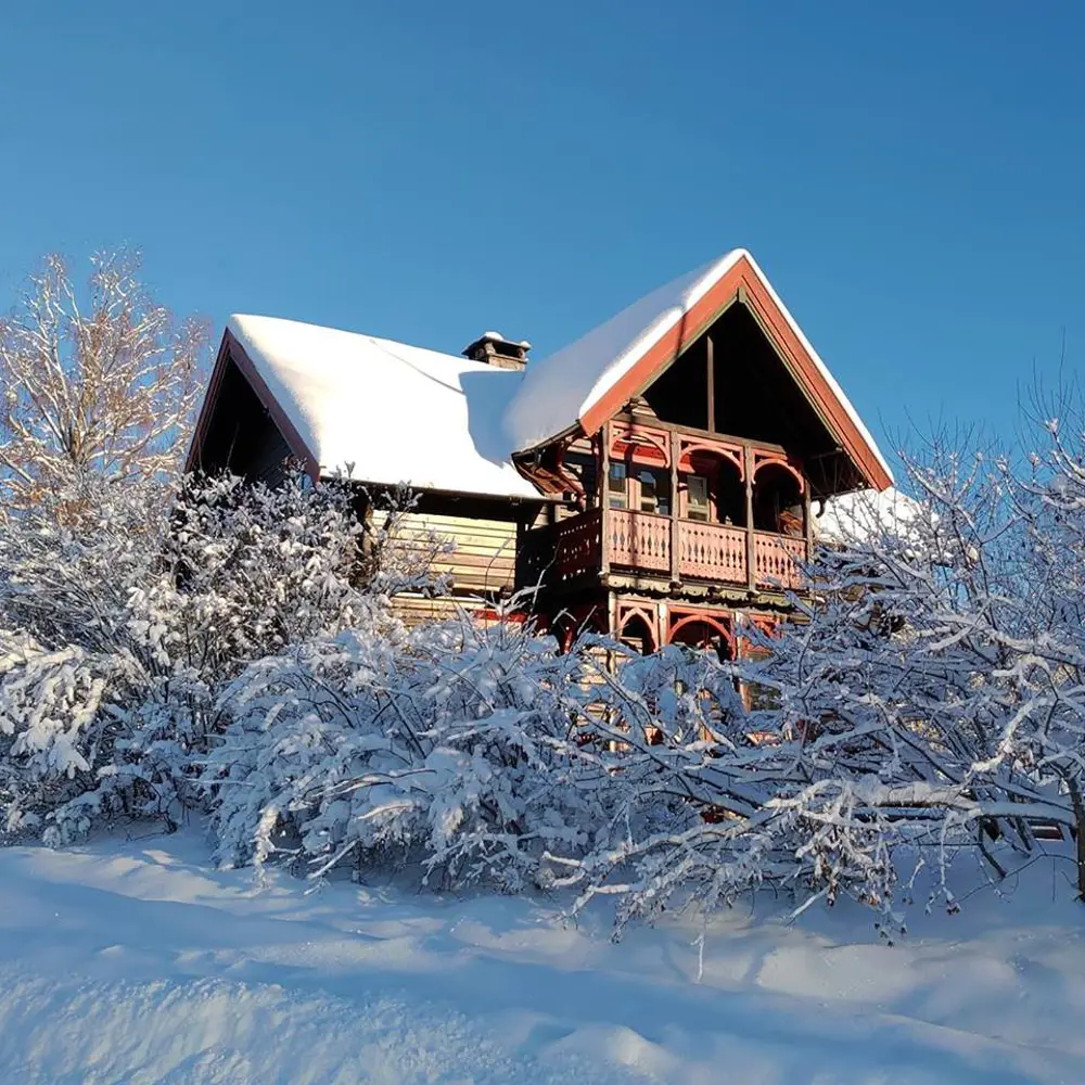 Hovedhuset omkranset av snø