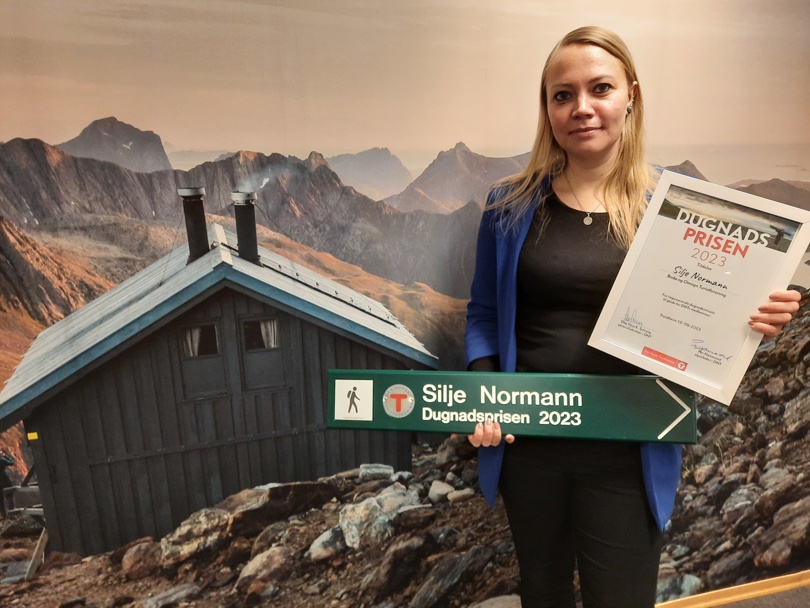 Silje Normann med viser stolt frem dugnadprisen 2023 og diplomet