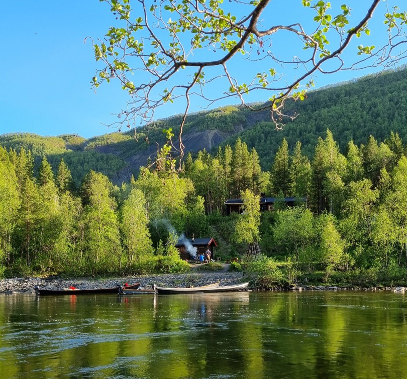 Nedrefosshytta ligger fint til Øverst i Reisadalen