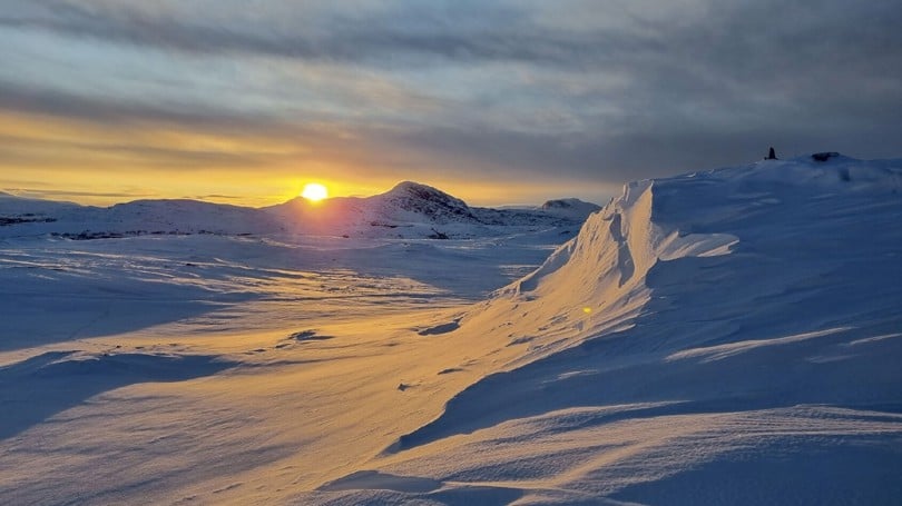 Solnedgang på vinterfjellet. Gåsvatnet med Ramskjelltind i bakgrunnen