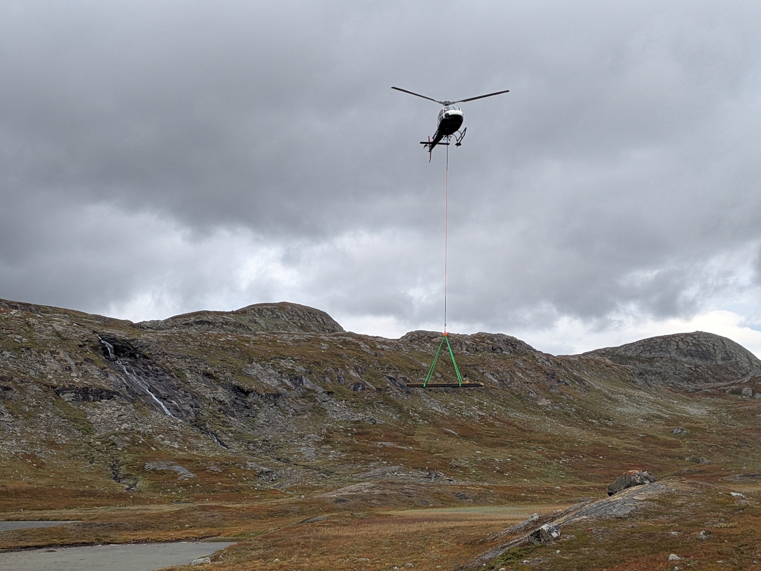 Helikopter med ny bru hengende under