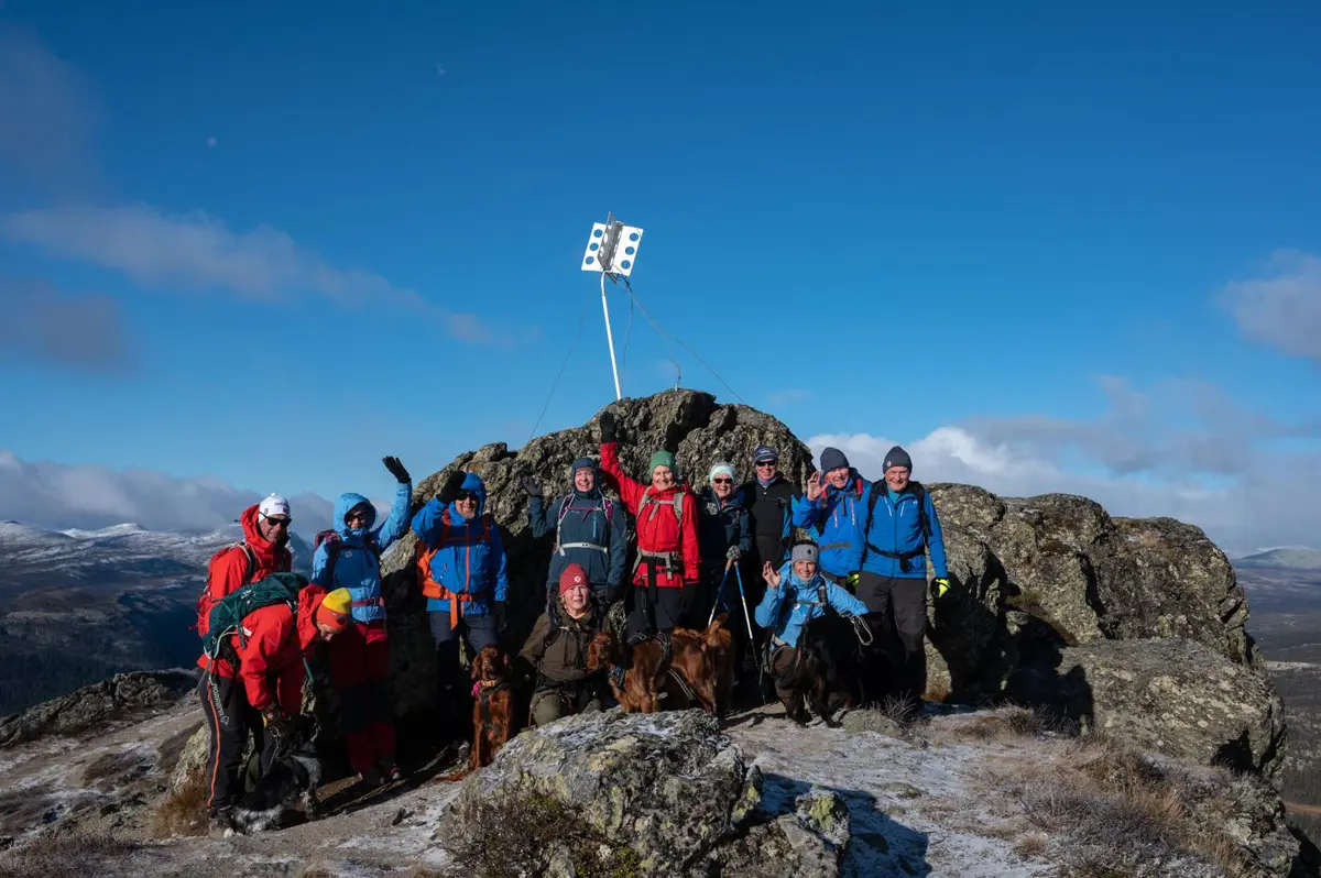 Turgruppe på toppen av fjell.