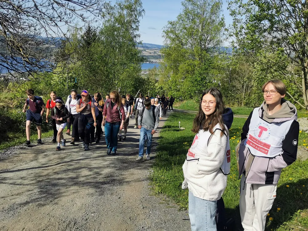 Frivillige med DNT-vest viser vei på Opptur