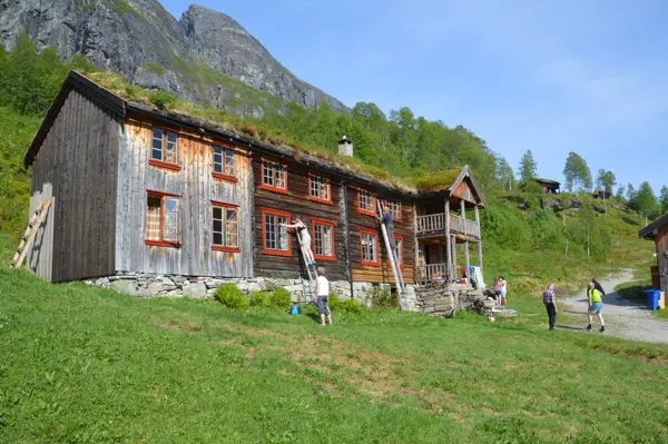 Vårdugnad på gammelhytta i Innerdalen