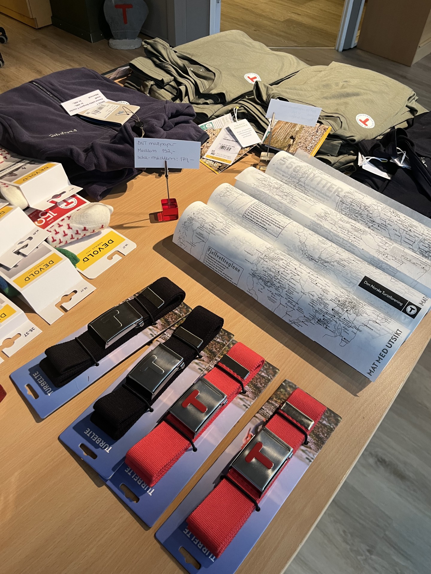 Vi har utvidet utvalget i butikken vår, så her finner du både ullskjorter, matpapir, belter, sokker og mye mer!