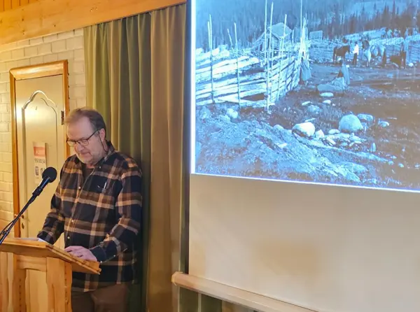 Atle Graff presenterer boka.