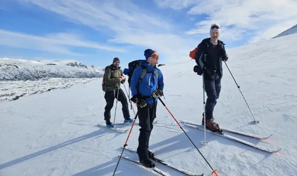 Skigåere nyter utsikt