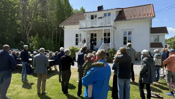 Styreleder i AAT Svein Hjorth-Olsen taler under åpningen av Randvik Kystledhytte