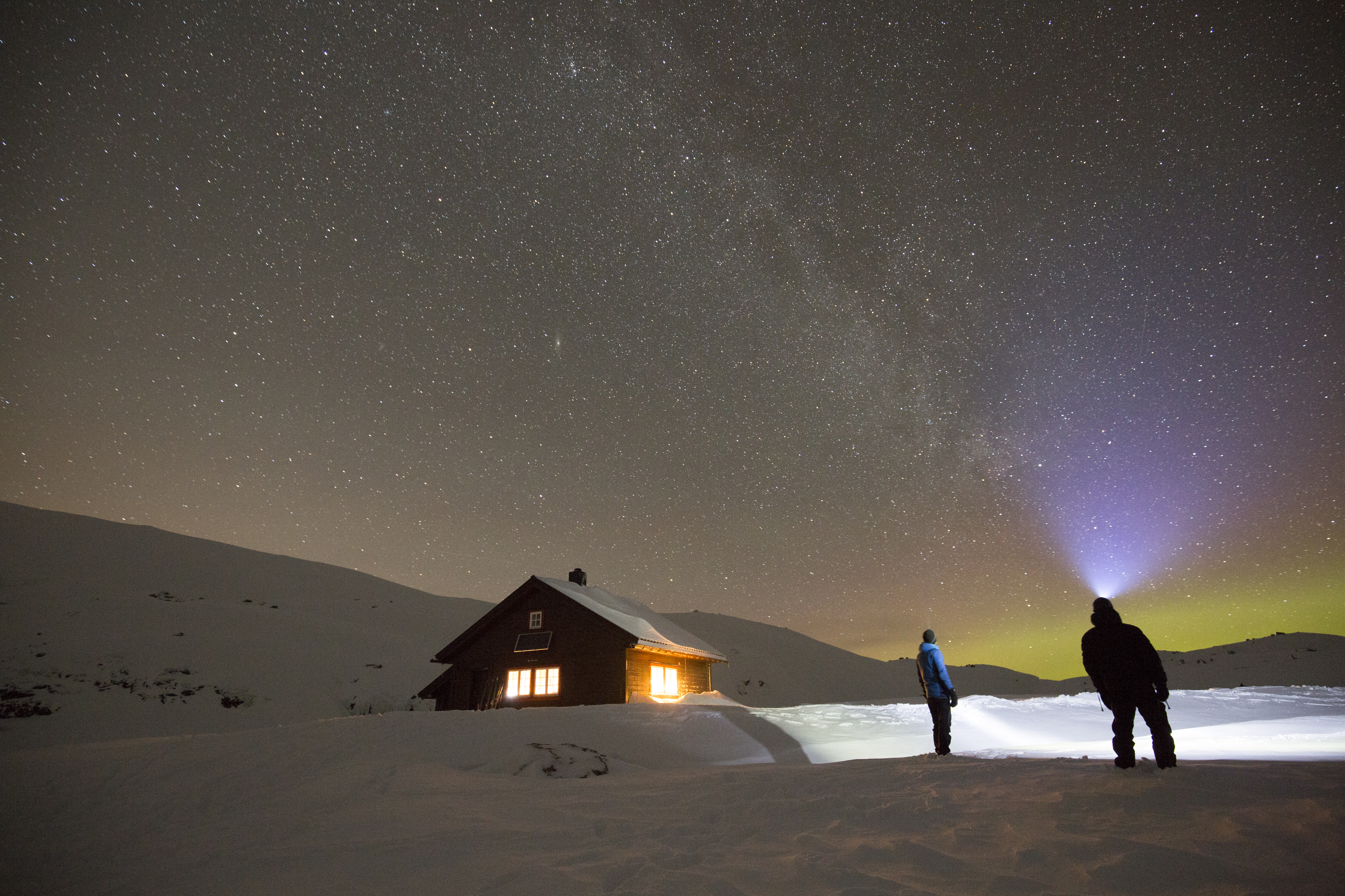 Hytte i m&aring;neskinn.