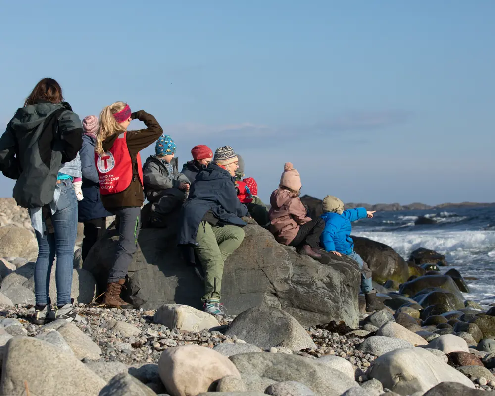 familier som ser utover havet