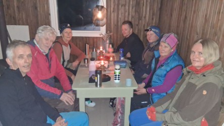 Kaffepause i oppvarmet hytte. Foto: Lars Ola Fiske