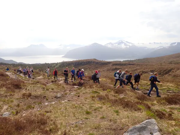 Ungdommer går over fjellet
