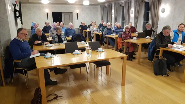Mange mennesker i møterom