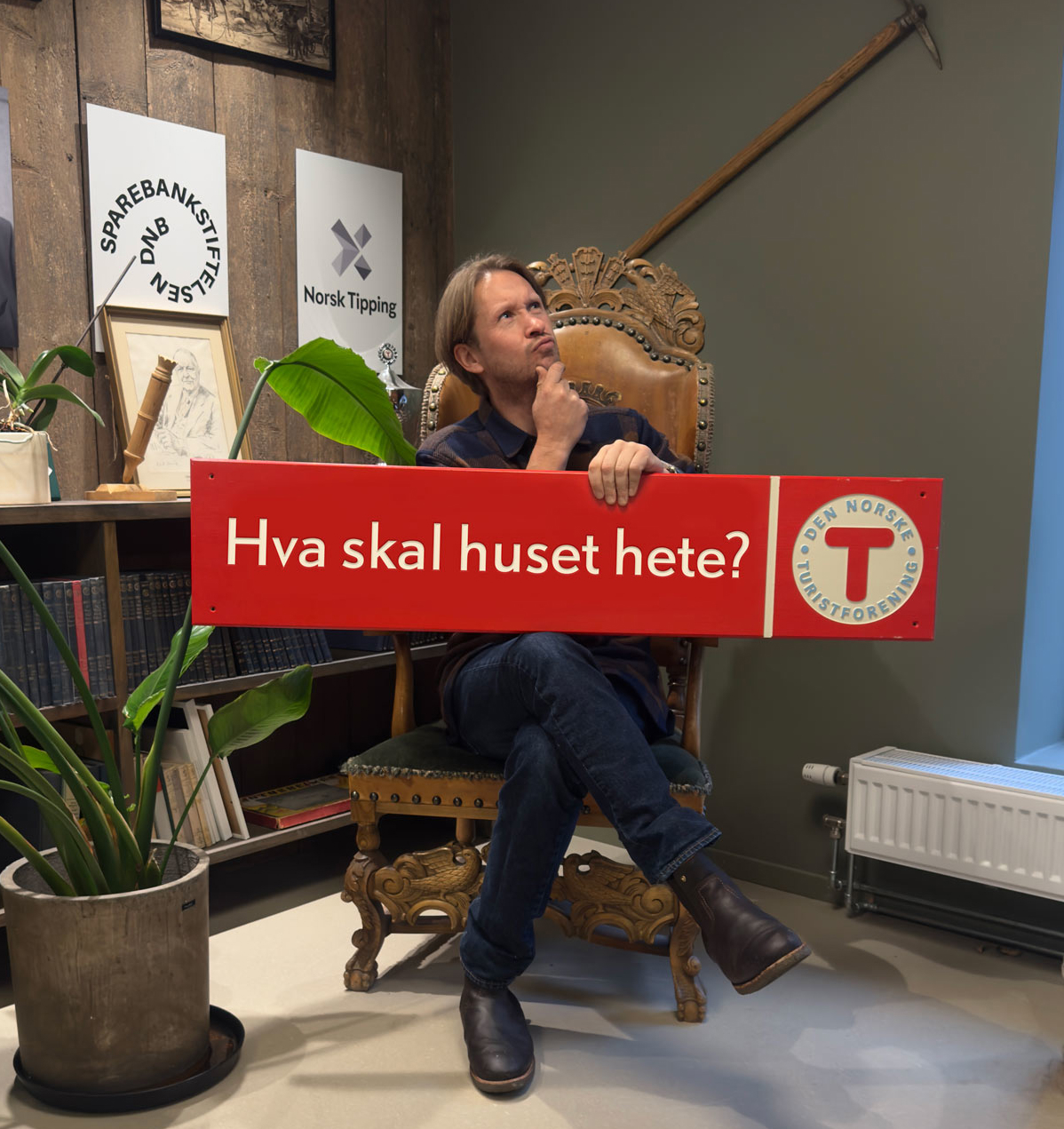 Person som holder et skilt 