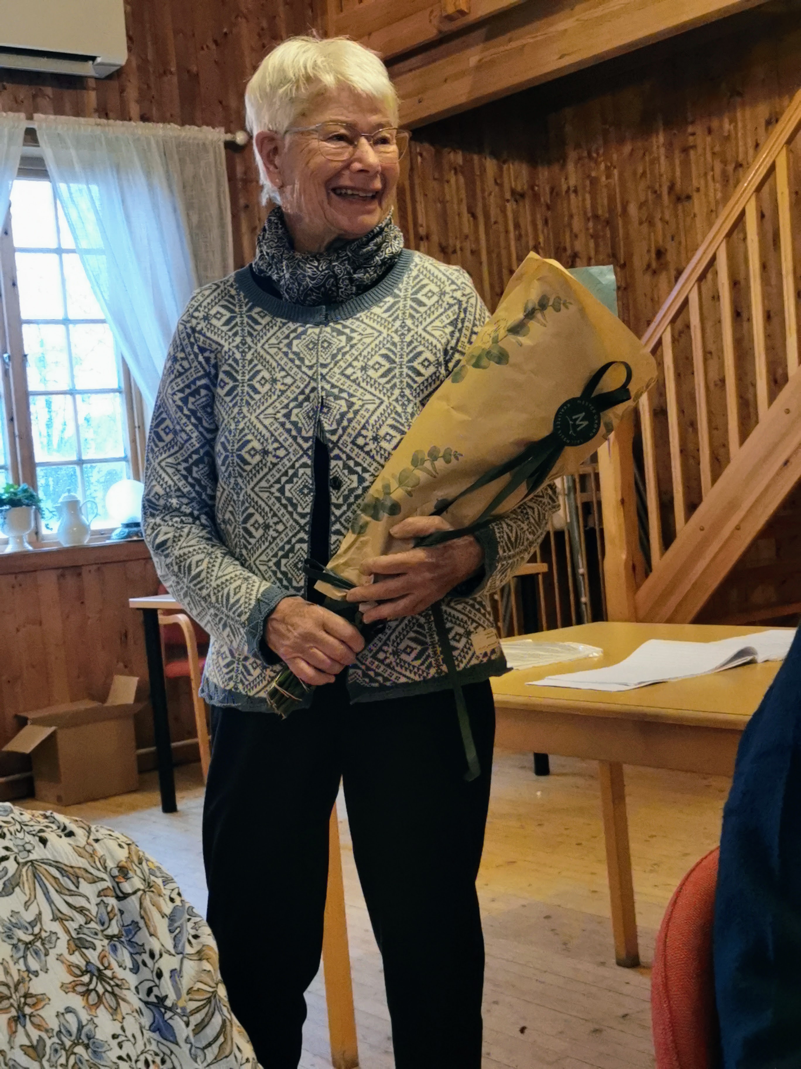 Dame mottar blomster