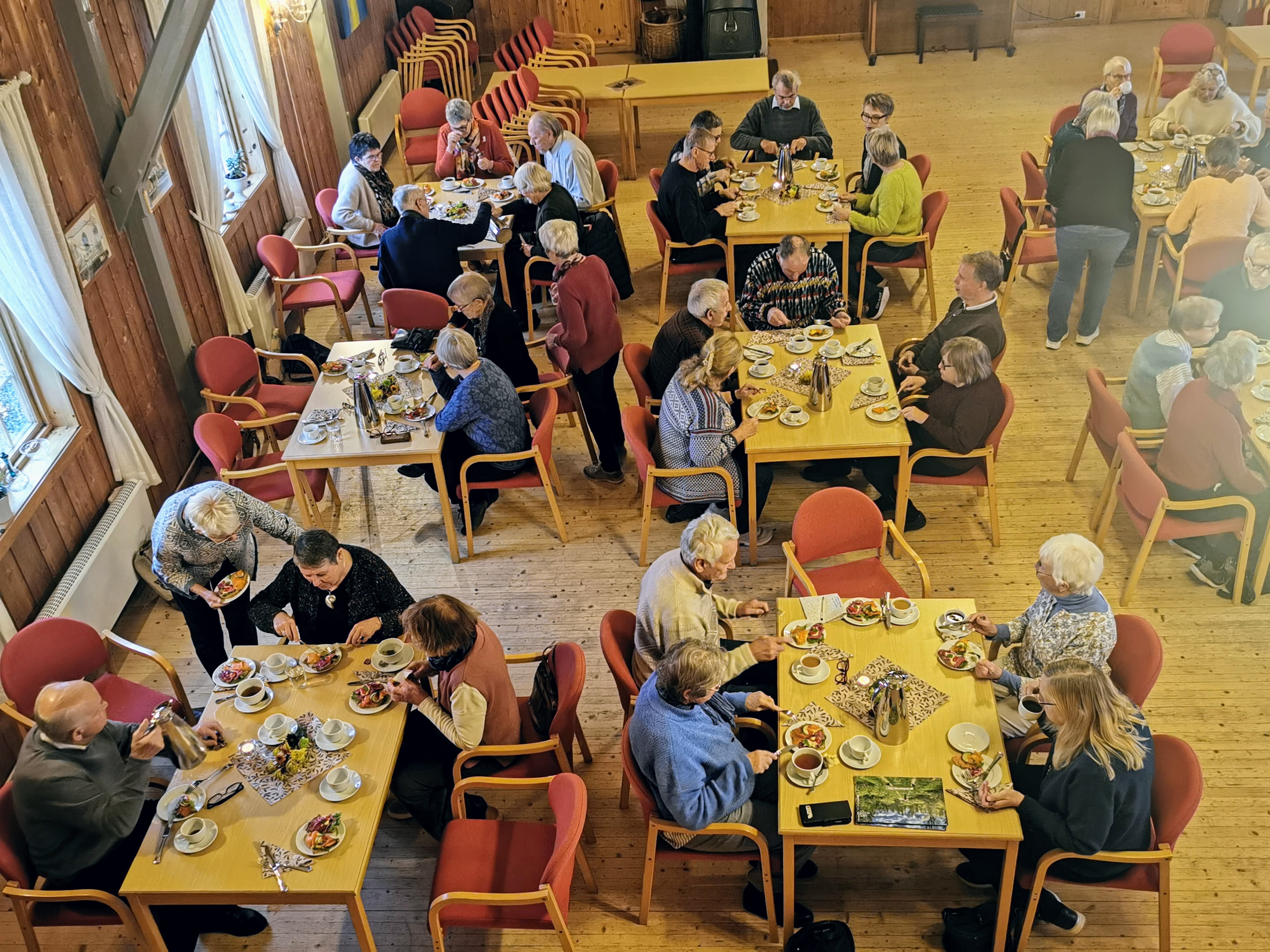 Stor samling med eldre mennesker.