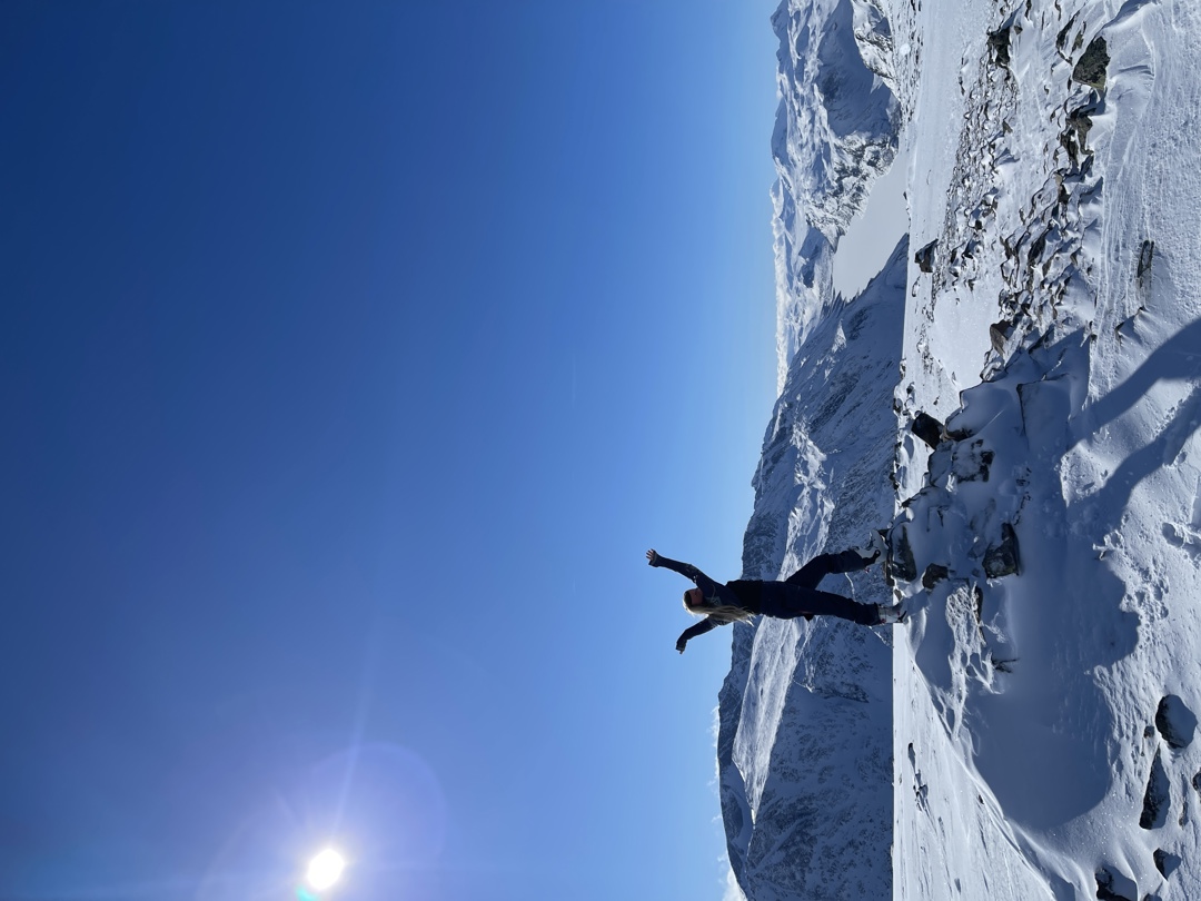 Person på toppen av en snødekt fjell