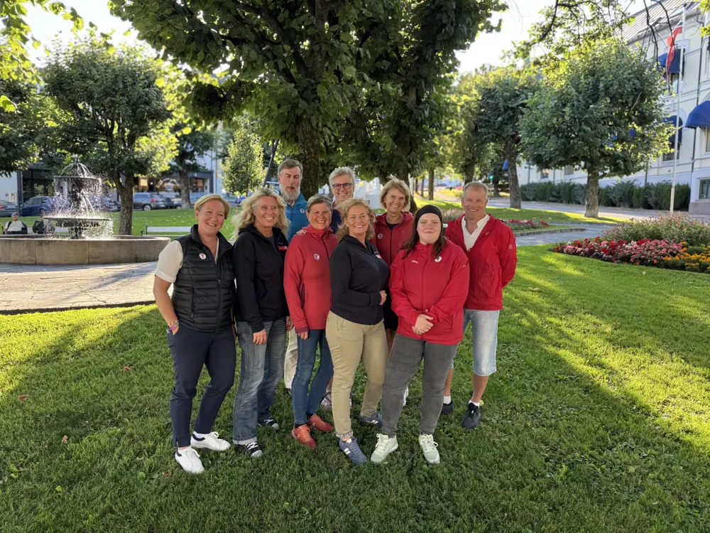 gruppebilde av smilende personer i en park