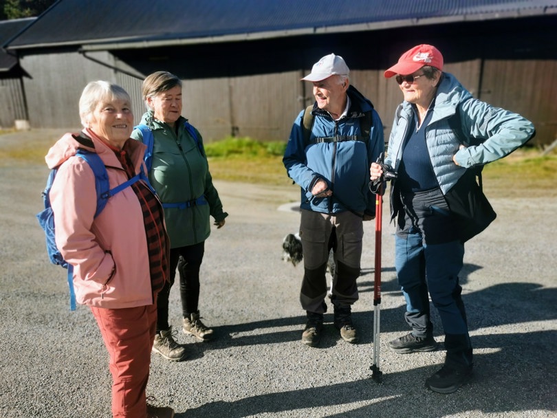Tre personer klare for å gå på tur.