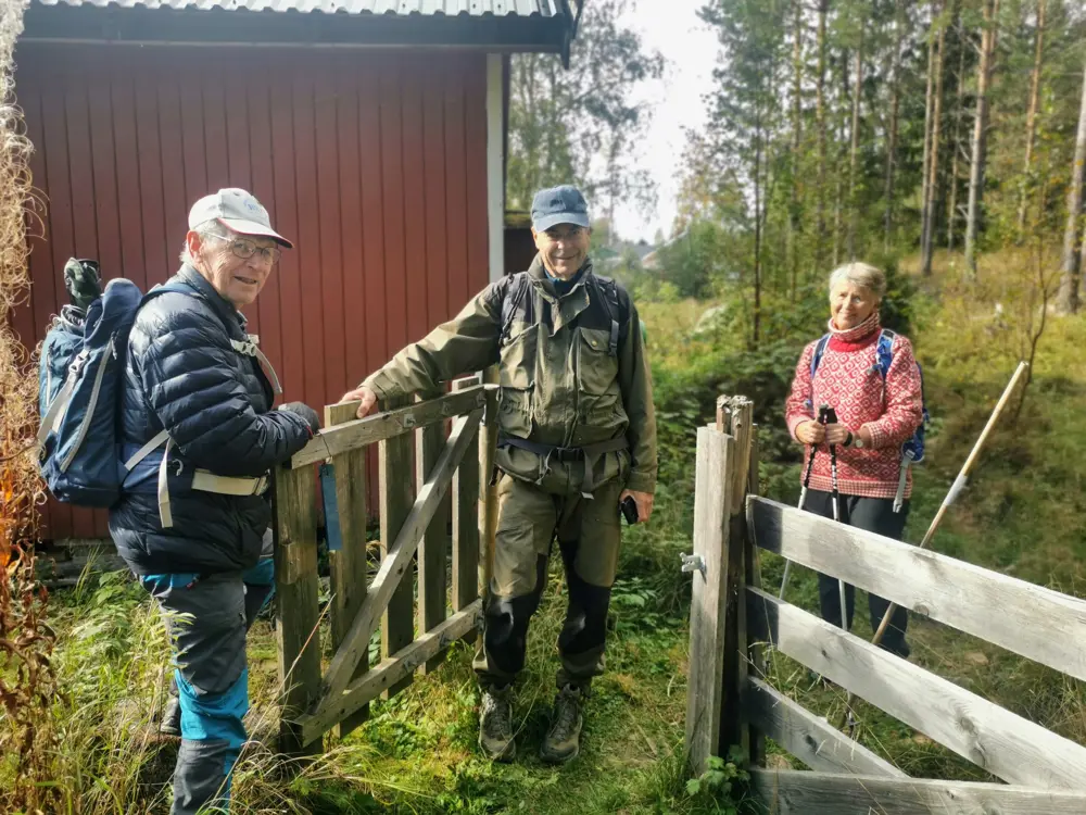 Turleder åpner grinda for turdeltager.