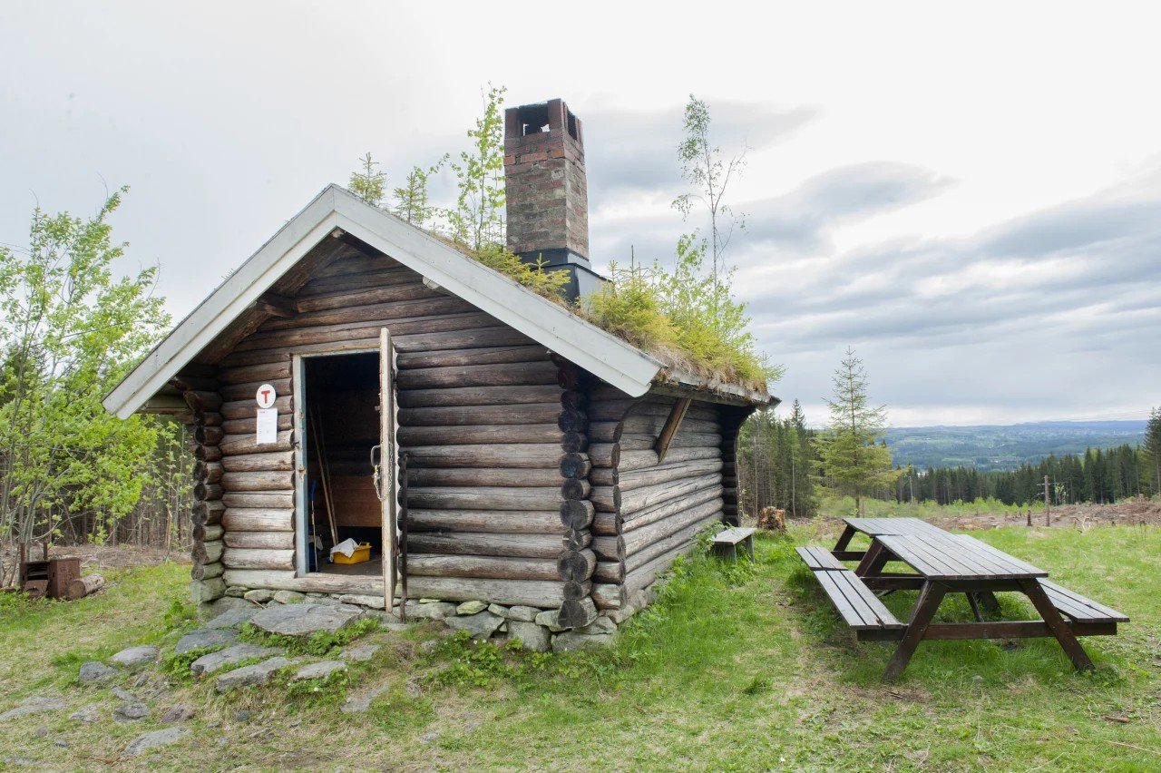 en gammel tømmerhytte