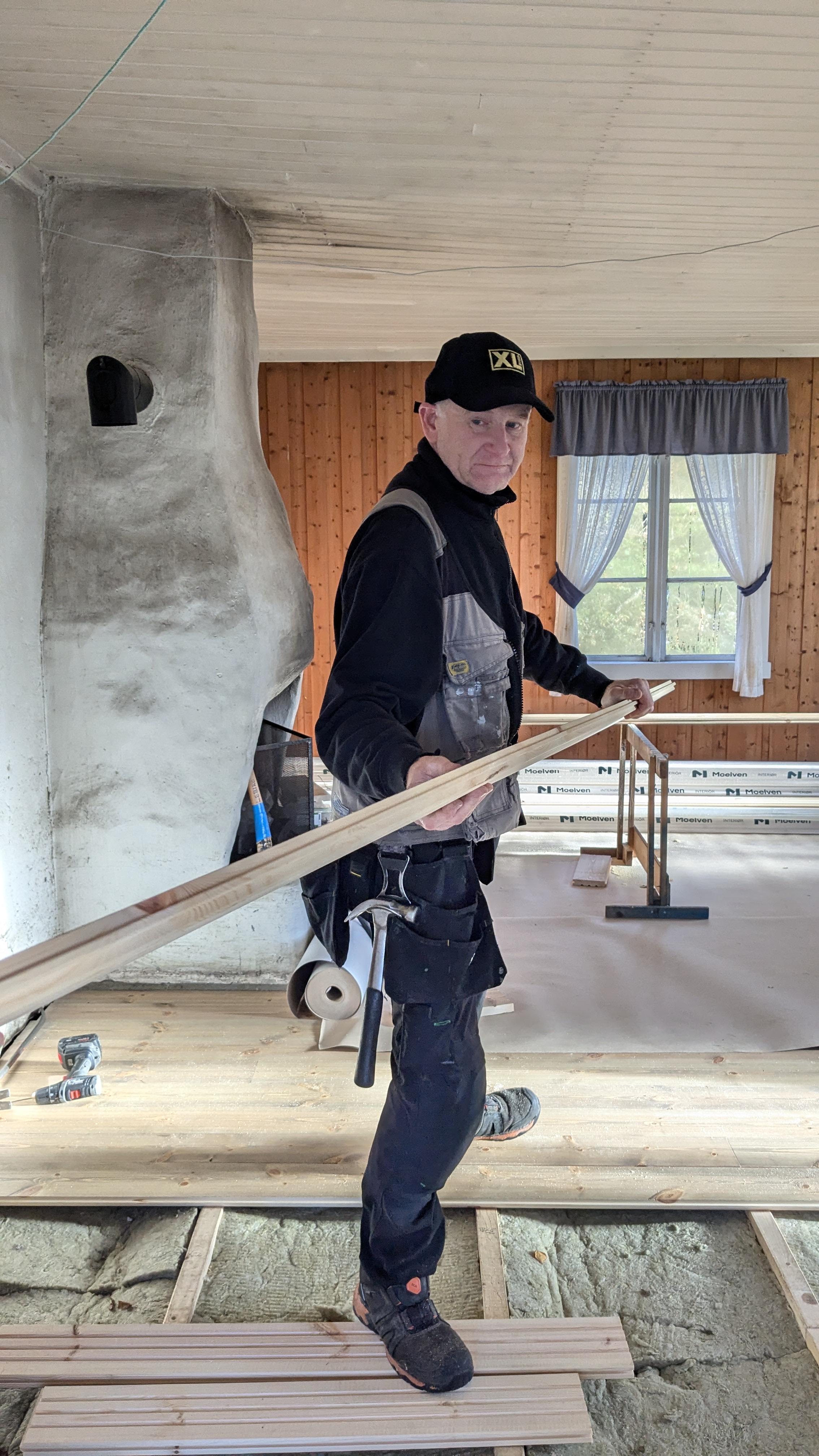 Snekker Asle Weber fikser gulvet