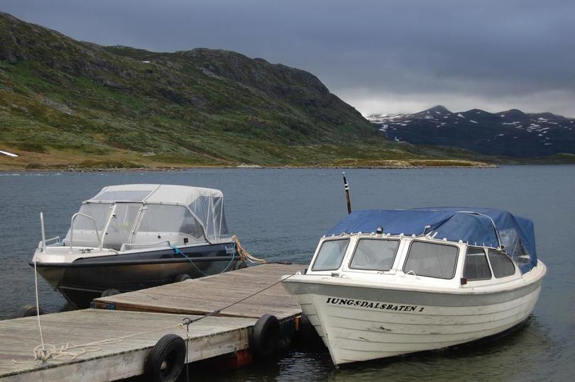 To båter på en brygge