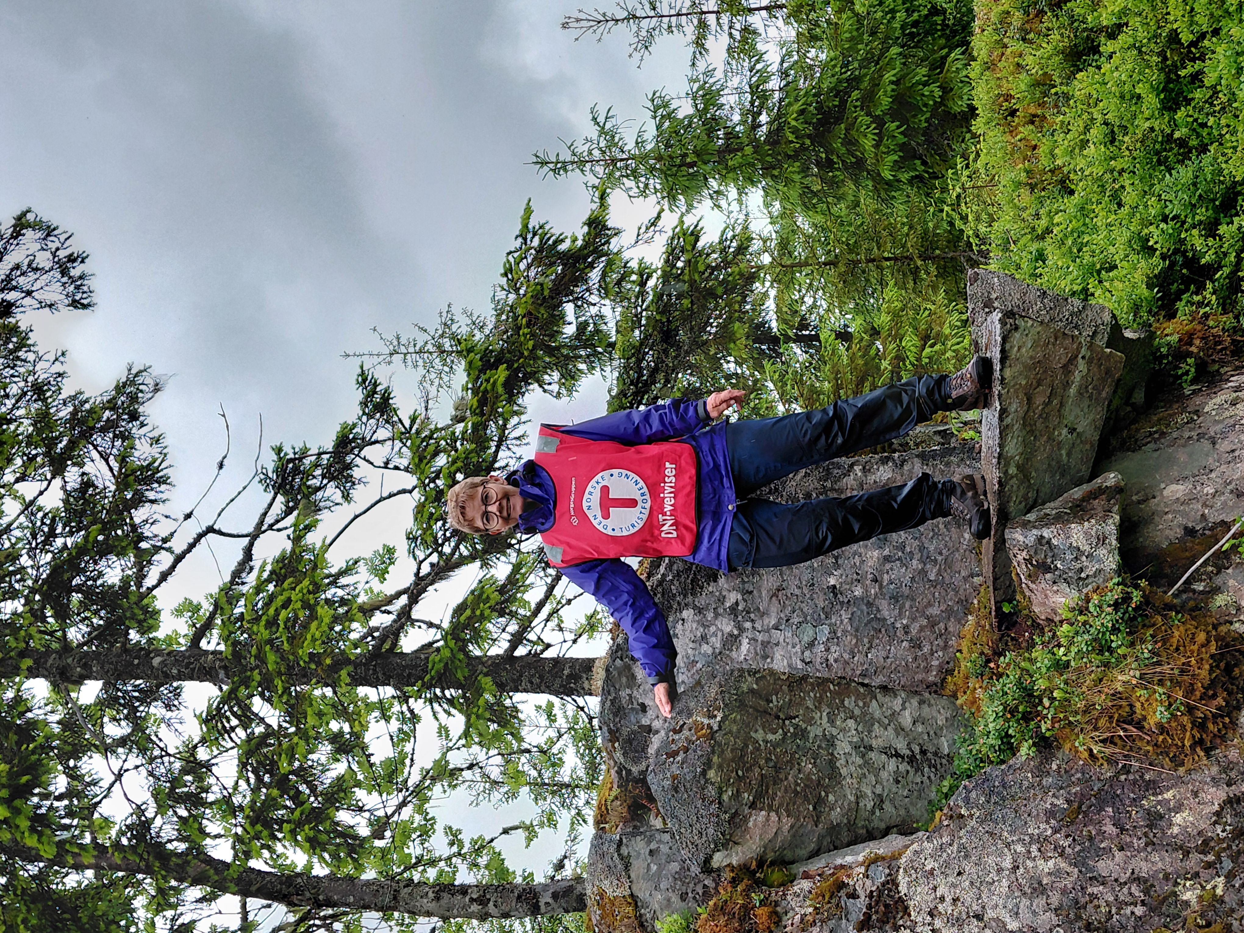 Turleder Bente p&aring; "mini-Trolltunga". Foto: Tove Bergli Halvorsen