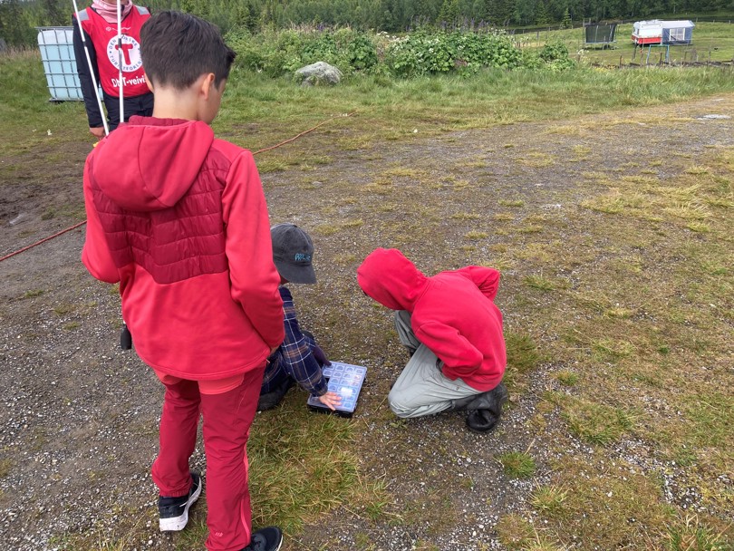 Barn ser i fiskeutstyrsveska