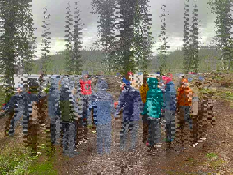 Barnegruppe i regnvær