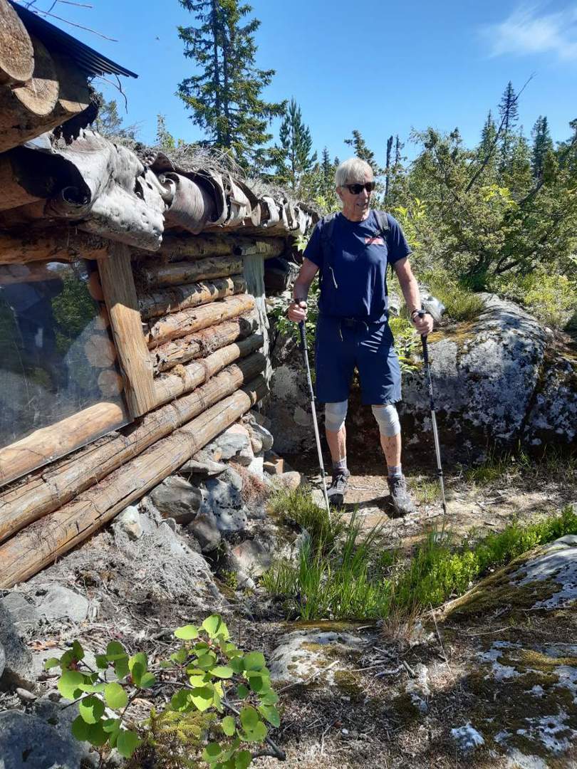 Ved den gjenoppbygde celle 3. Foto Kristian Magnussen