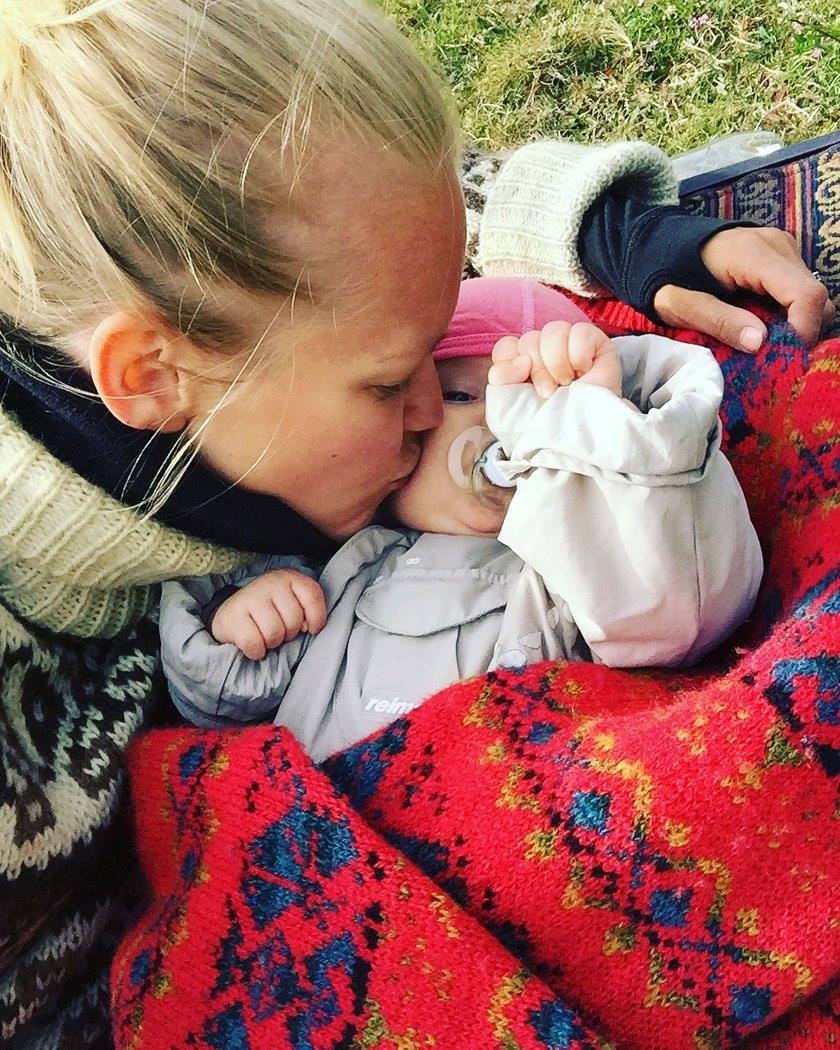 person og baby ute i naturen