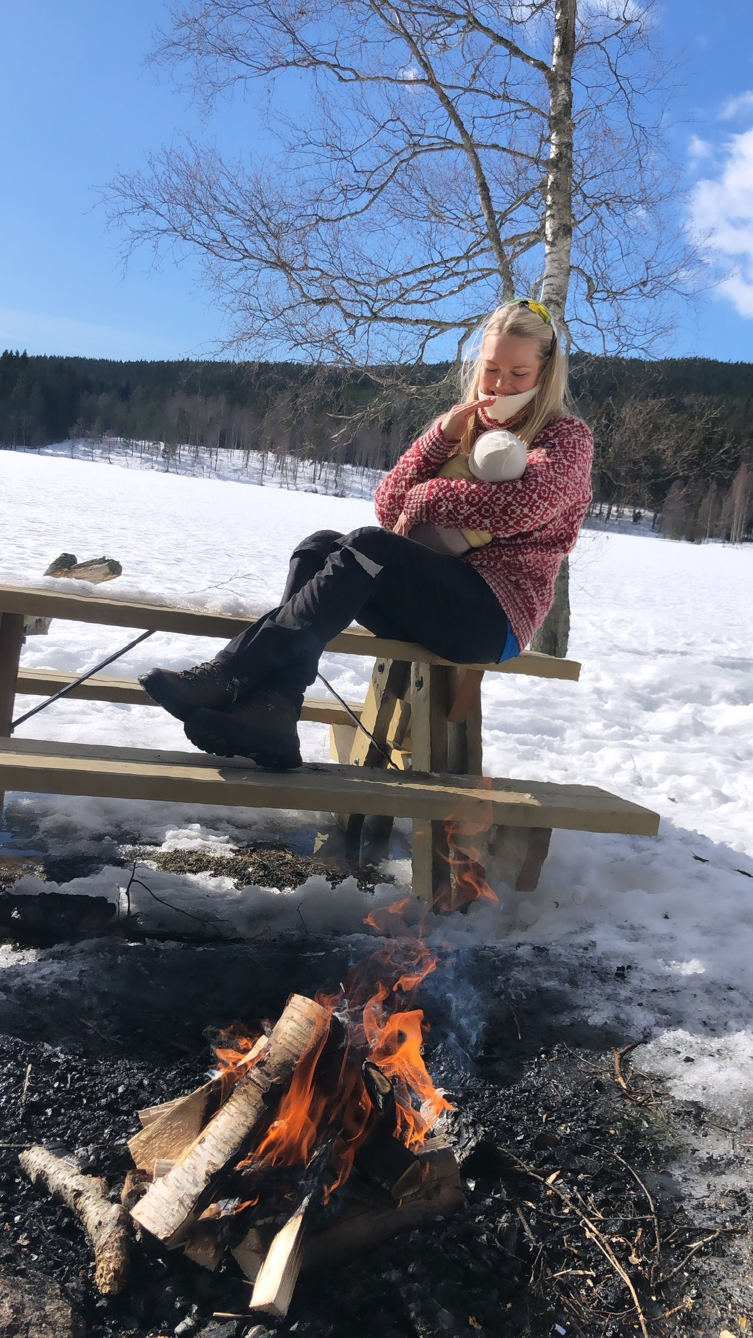 mor med baby p&aring; armen ved et bpl