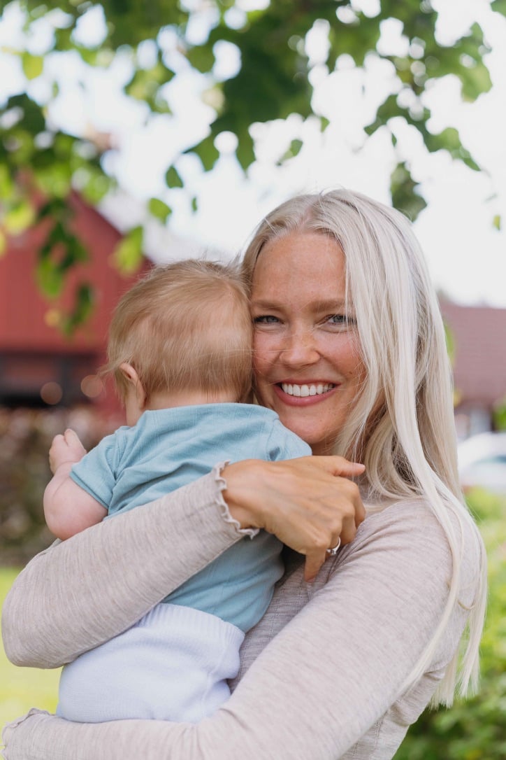 person med baby i armene