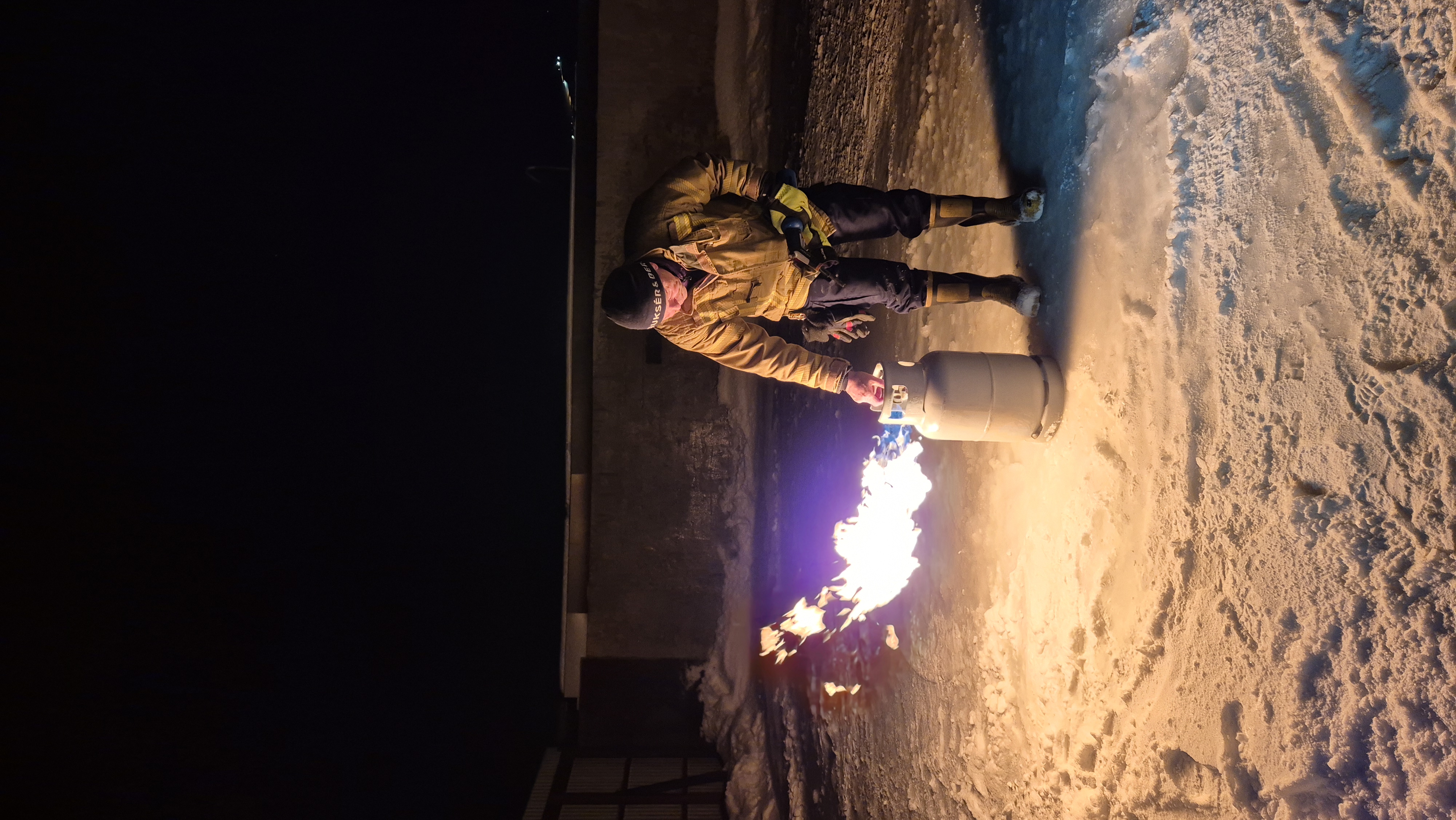 Flaska st&aring;r oppreist = kontrollert flamme