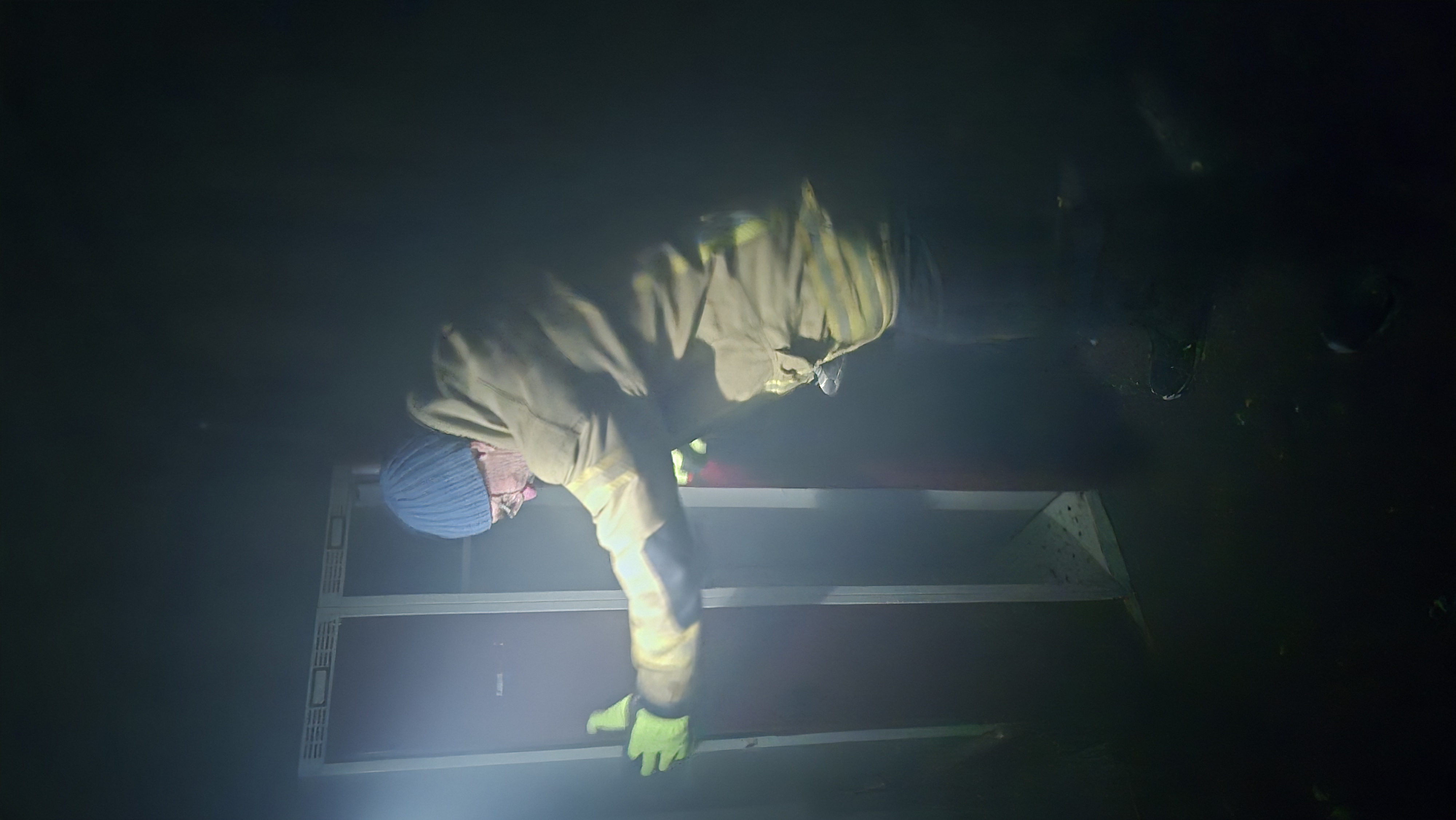 Alf Iver Kinge ser etter om noen har s&oslash;kt tilflukt inne i et skap. Foto: Lin Olsen