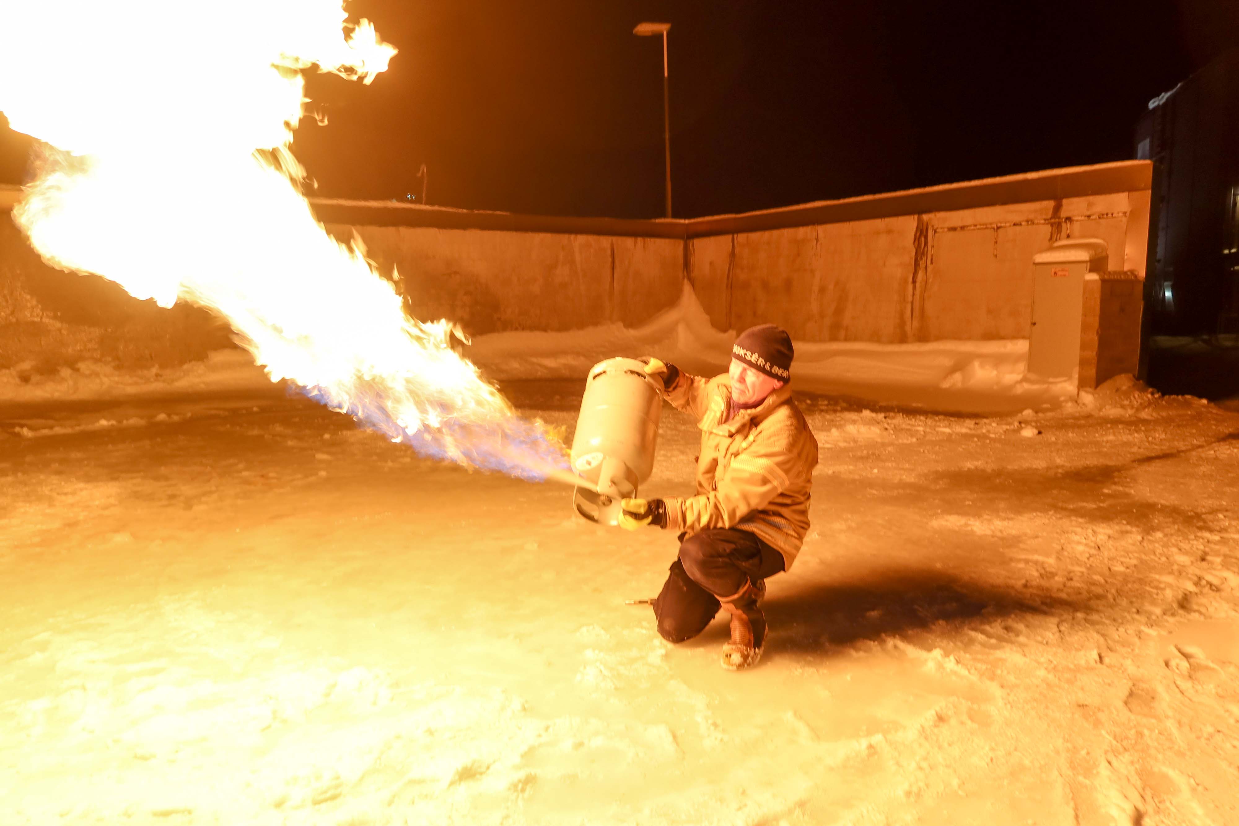 N&aring;r flaska velter g&aring;r propanen over i flytende form, og flammen blir sv&aelig;rt kraftig.  Foto: Nils Chr. Fareth 