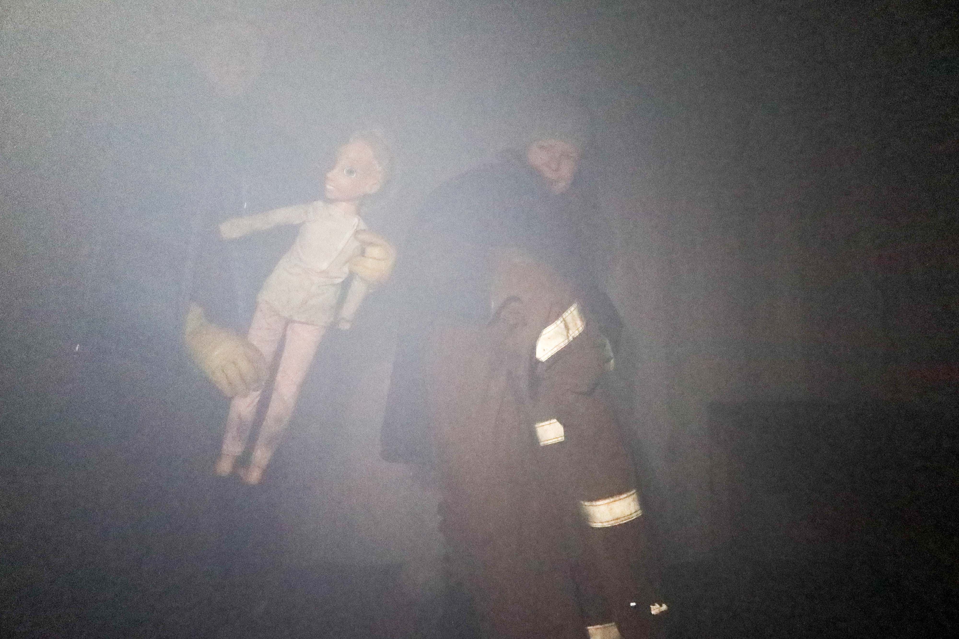 Arnulf og Lin finner mor og datter som er savnet i den r&oslash;ykfylte hytta. Foto: Nils Chr Fareth