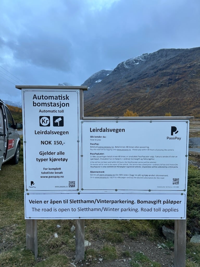 Et skilt med informasjon om automatisk bom og betaling